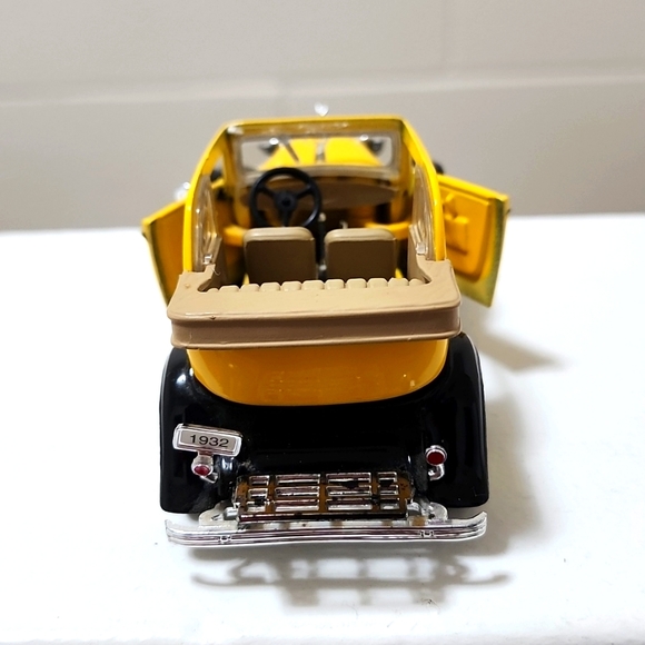 VINTAGE 1932 V-8 Convertible Sedan - Picture 3 of 5